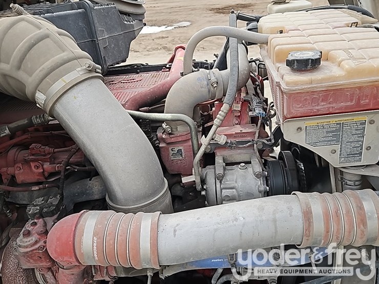 2021-peterbilt-567-image-25