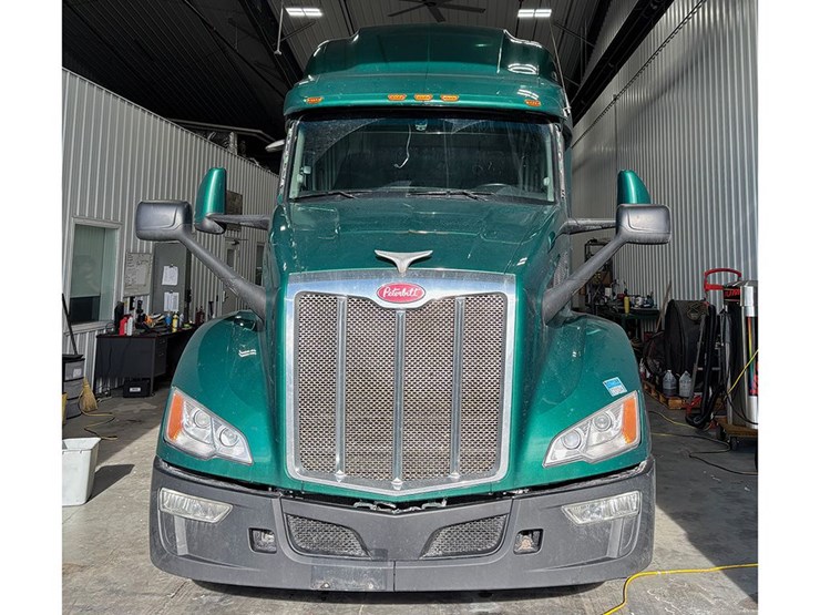 2023-peterbilt-579-image-2