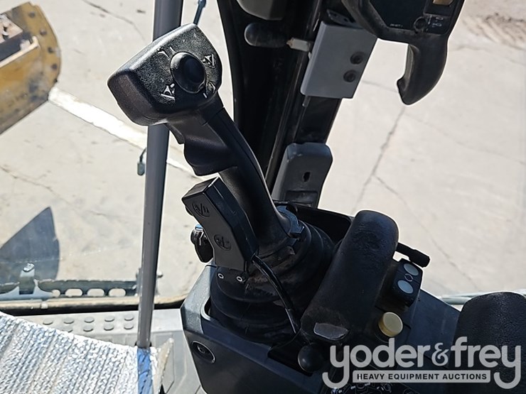 2013-caterpillar-140m2-image-27