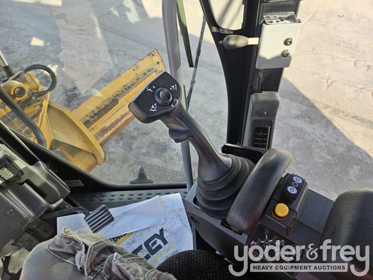 2018-caterpillar-12m3-image-29