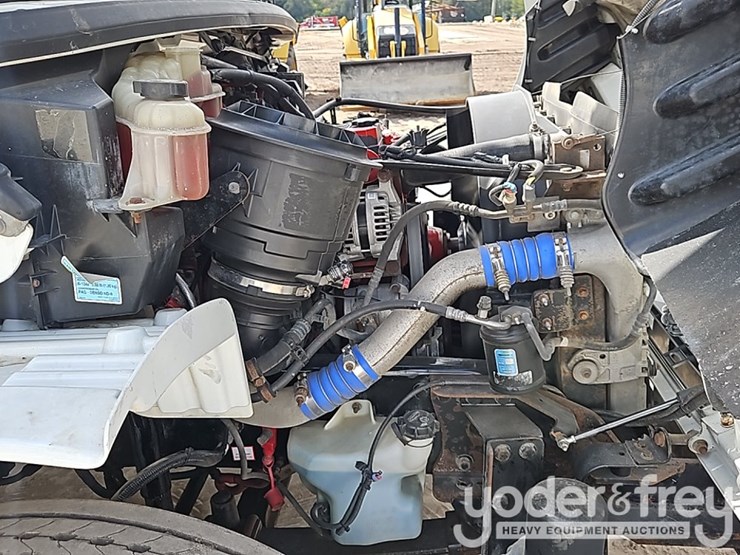 2011-freightliner-m2-106-image-33