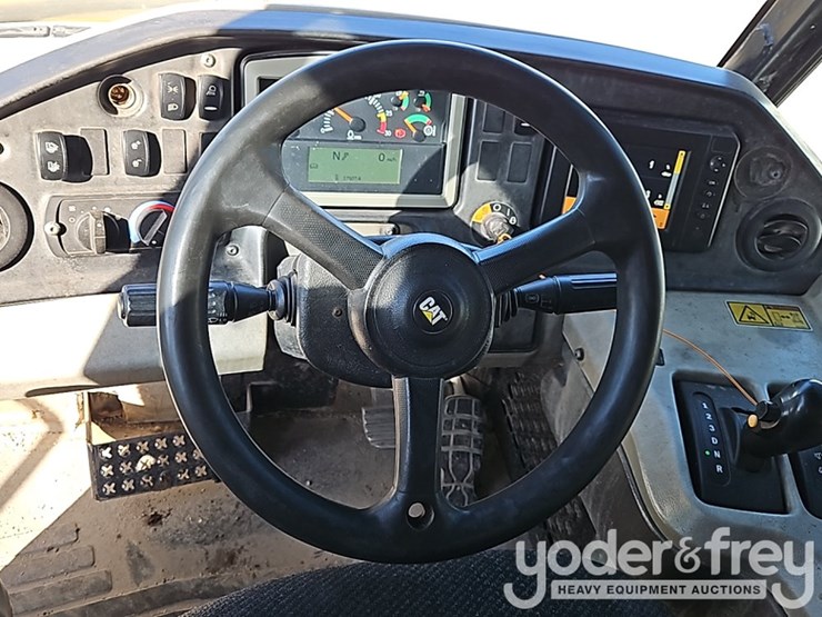 2016-caterpillar-725c2-image-35