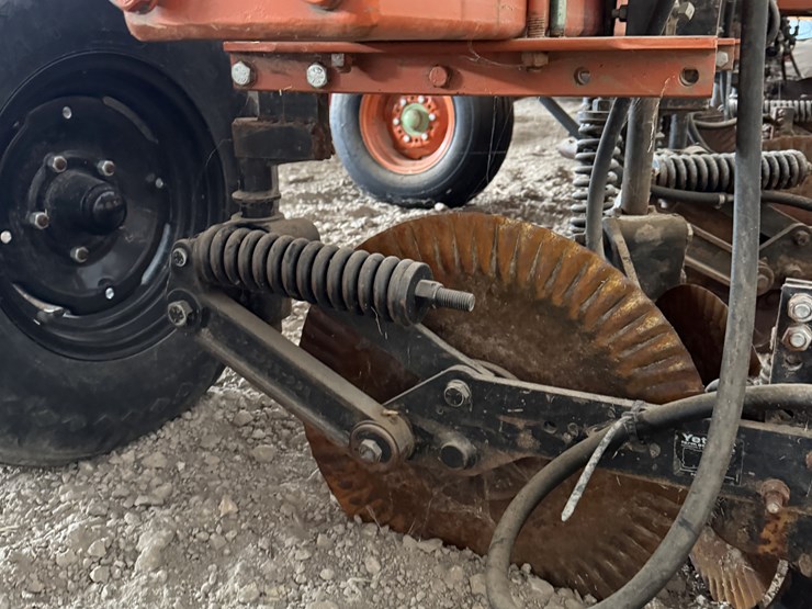 yetter-custom-30'-liquid-fertilizer-applicator-image-11