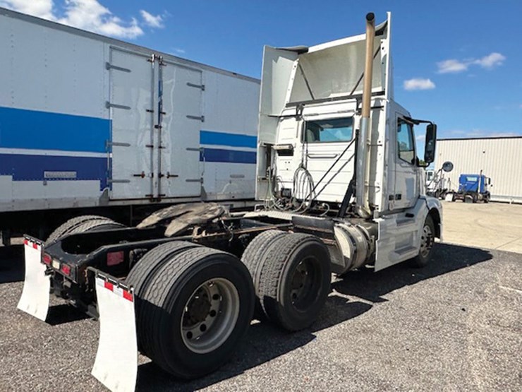 2012-volvo-vnl-300-image-3