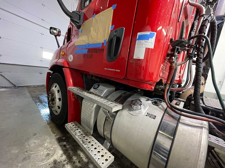 #6227-•-2018-freightliner-cascadia-day-cab-semi-truck-(title-in-delay)-image-13