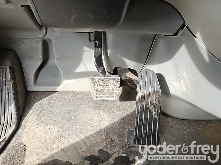 2021-peterbilt-567-image-36