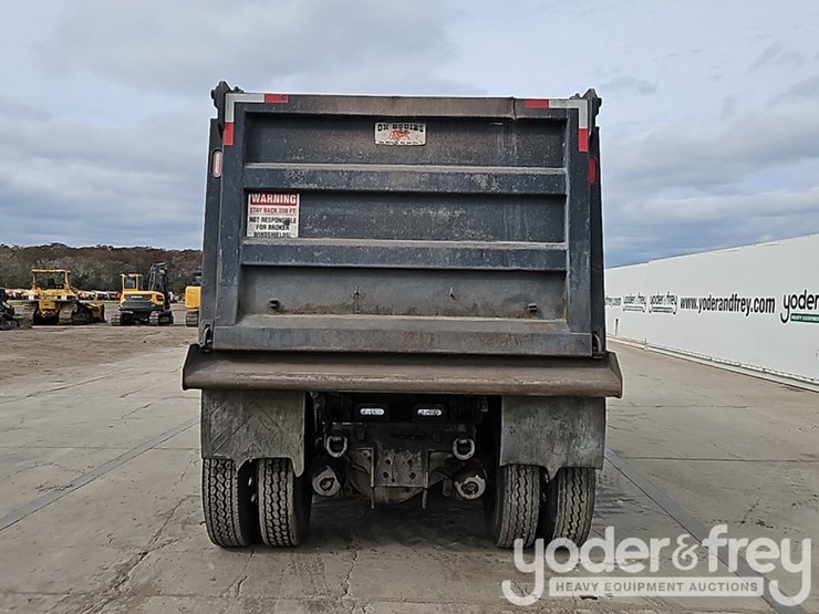 2021-peterbilt-567-image-17