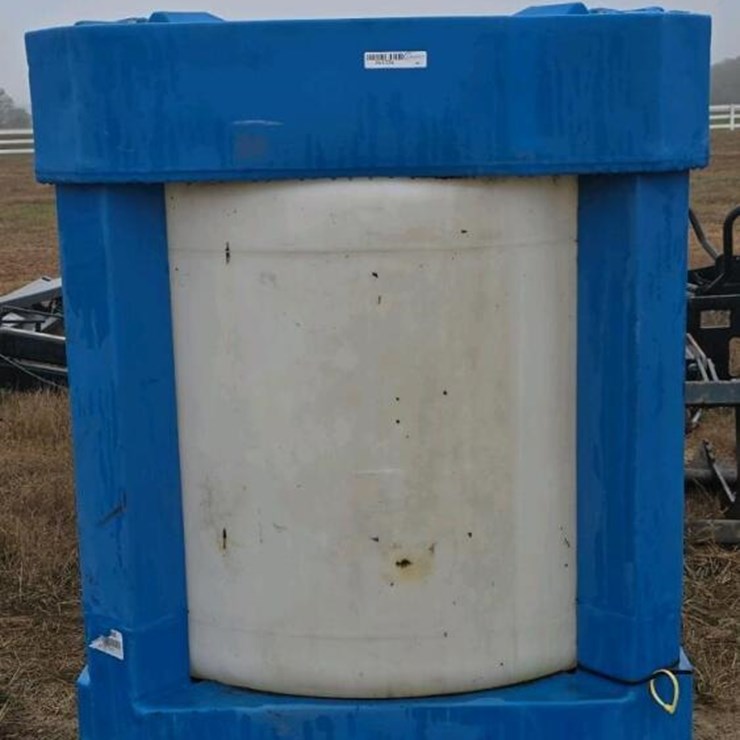 LARGE PLASTIC TANK ON SKID