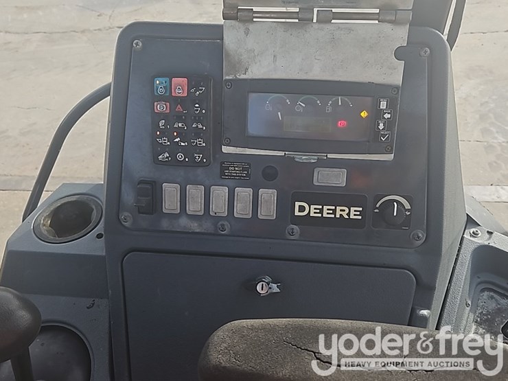 2017-deere-310sl-image-40