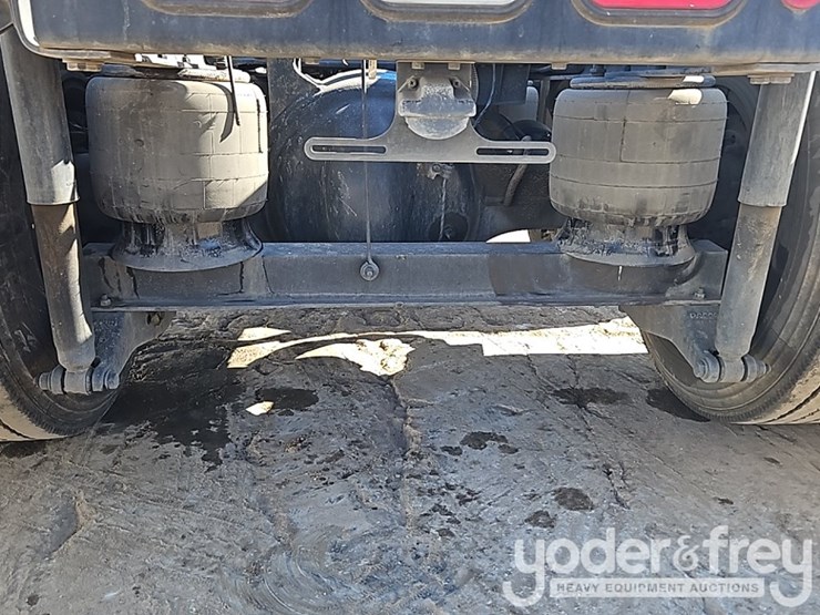 2024-peterbilt-579-image-16