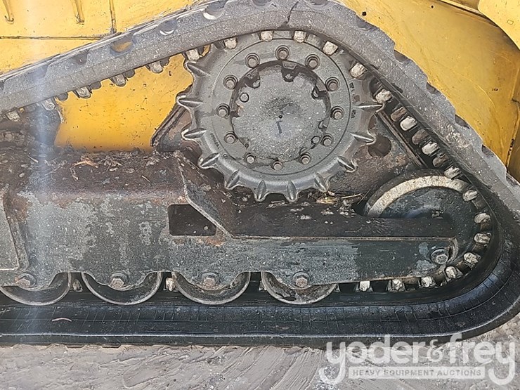 2016-deere-317g-image-19