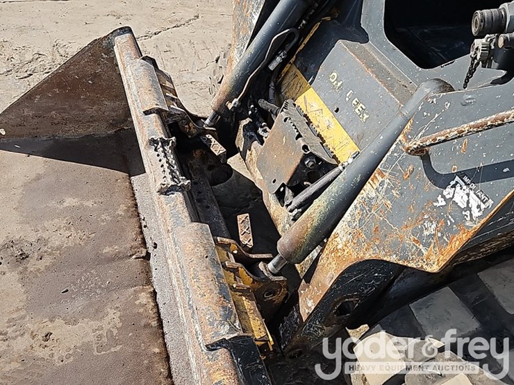 2019-deere-317g-image-14