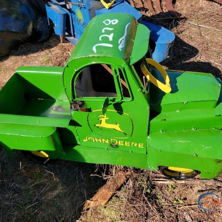 METAL JOHN DEERE TRUCK