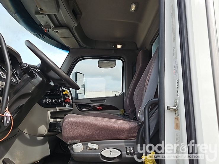 2021-peterbilt-567-image-28