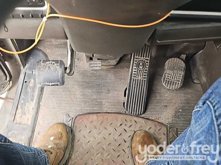 2009-kenworth-w900-image-38