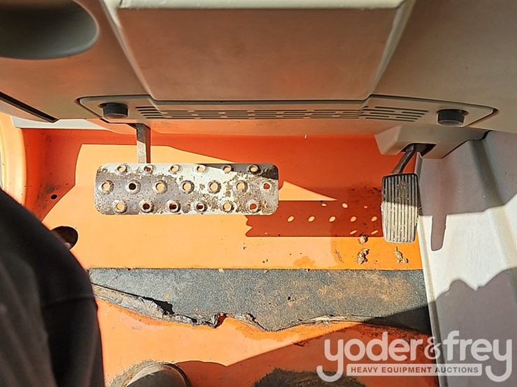 2016-jlg-1055-image-23