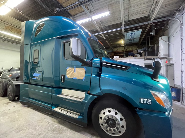 #6223-•-2022-freightliner-cascadia-semi-truck-(title-in-delay)-image-4