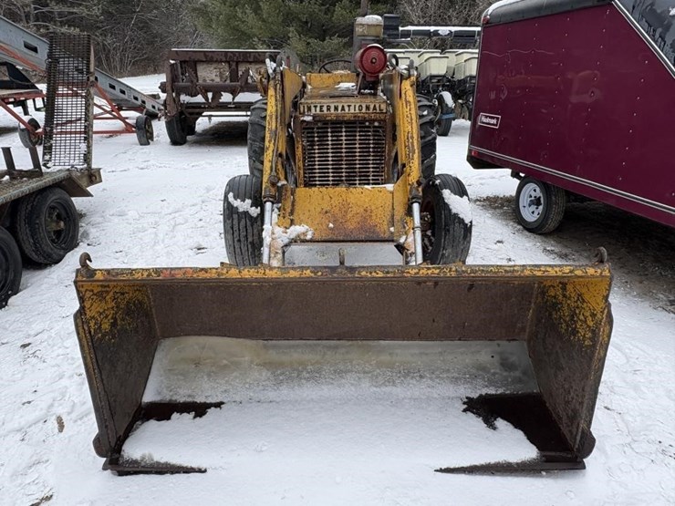 international-industrial-loader-tractor-image-2