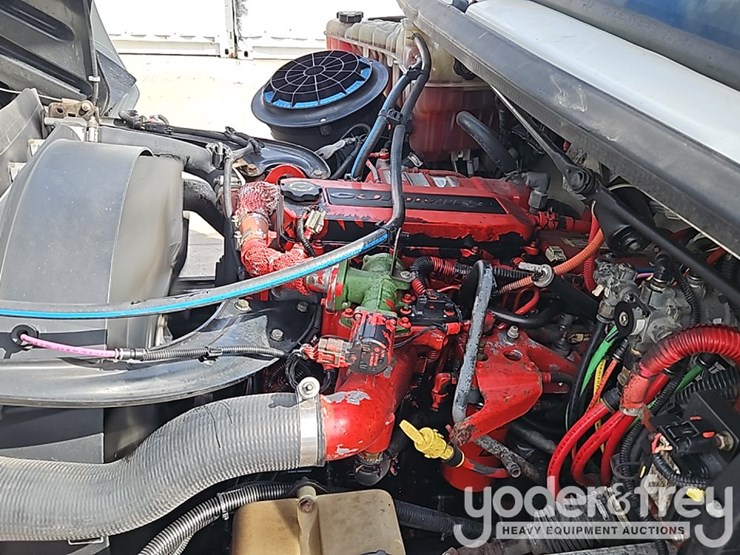 2011-freightliner-m2-106-image-31