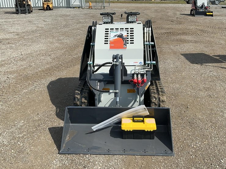 #1006-•-unused-2025-bttl-st25m-6-mini-skid-loader-image-8