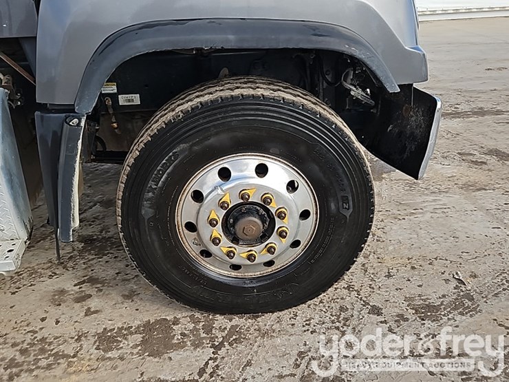 2016-freightliner-114sd-image-12