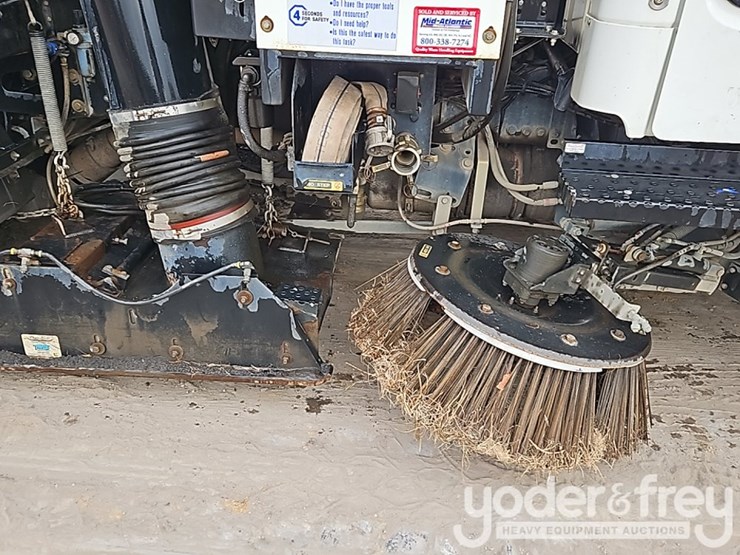 2022-freightliner-m2-106-image-9