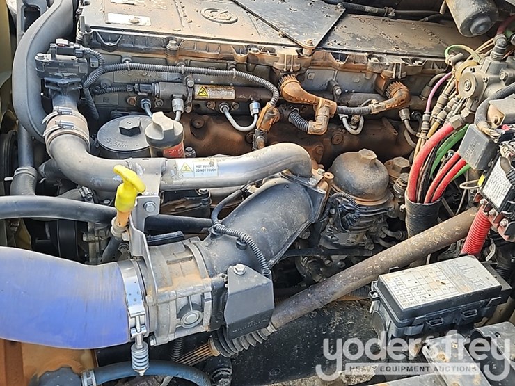 2016-freightliner-114sd-image-22