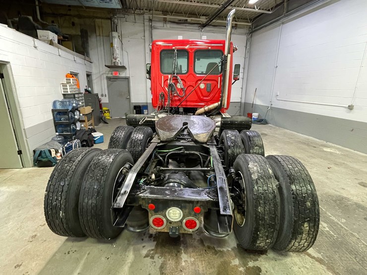 #6227-•-2018-freightliner-cascadia-day-cab-semi-truck-(title-in-delay)-image-6