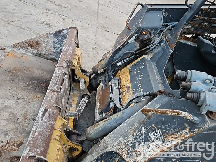 2019-deere-317g-image-12