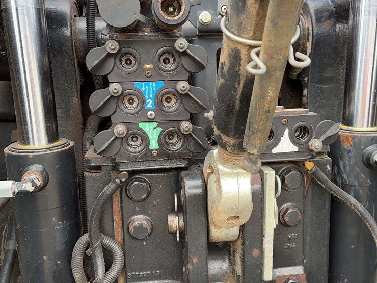 2012-new-holland-275-image-14