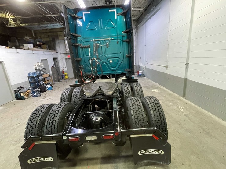 #6223-•-2022-freightliner-cascadia-semi-truck-(title-in-delay)-image-6