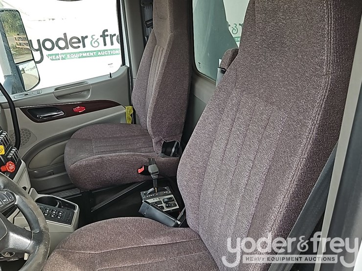 2021-peterbilt-567-image-29