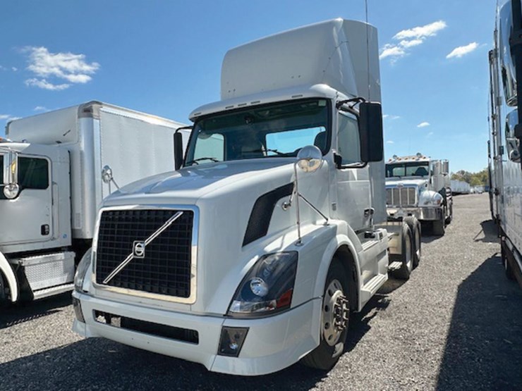 2012-volvo-vnl-300-image-2