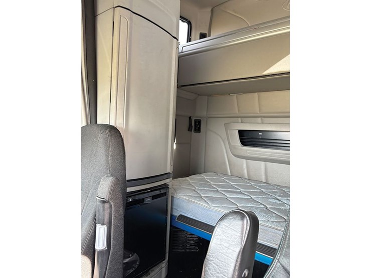 2019-peterbilt-579-image-3