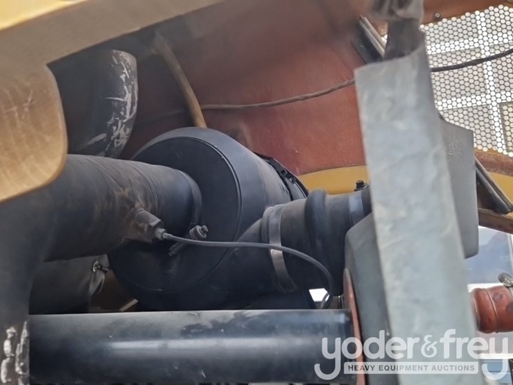 2011-caterpillar-cp64-image-29