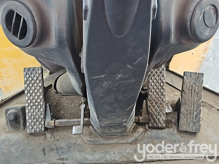 2015-deere-524k-image-27