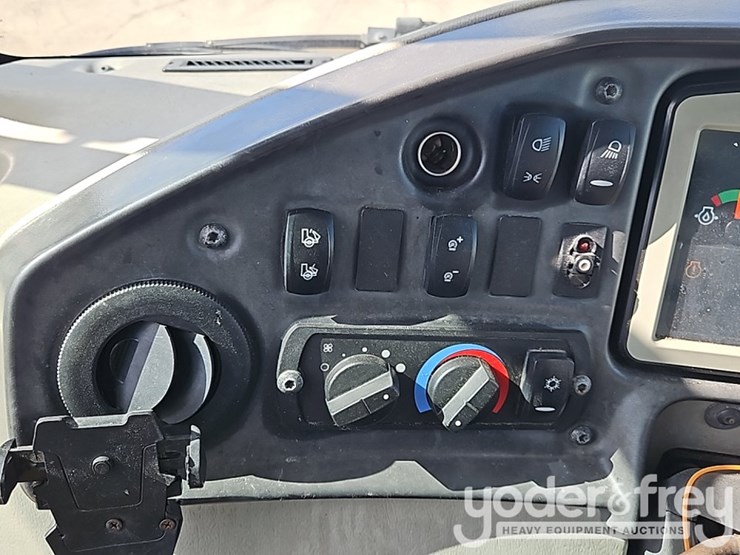 2016-caterpillar-725c2-image-40