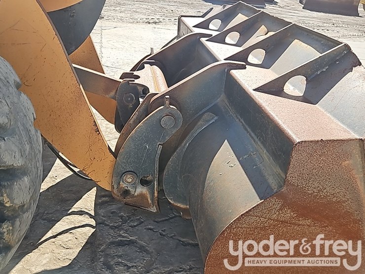 2017-case-621g-image-13