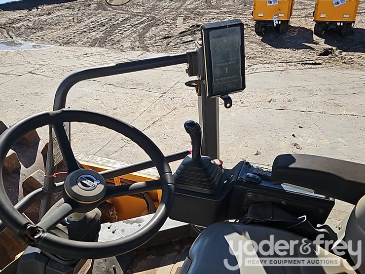 2018-volvo-sd115b-image-24