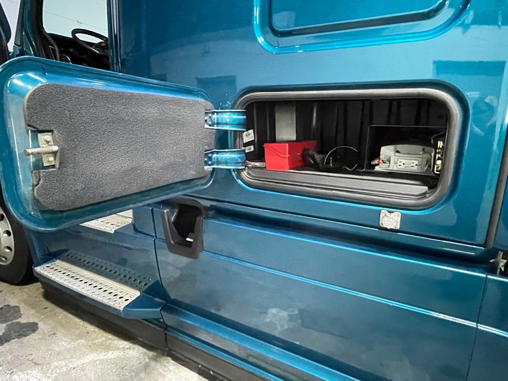 #6223-•-2022-freightliner-cascadia-semi-truck-(title-in-delay)-image-15