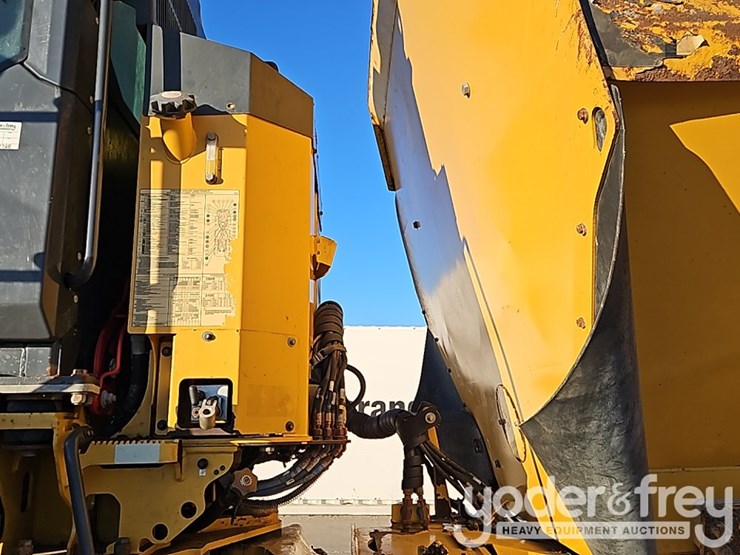 2019-deere-310e-image-15