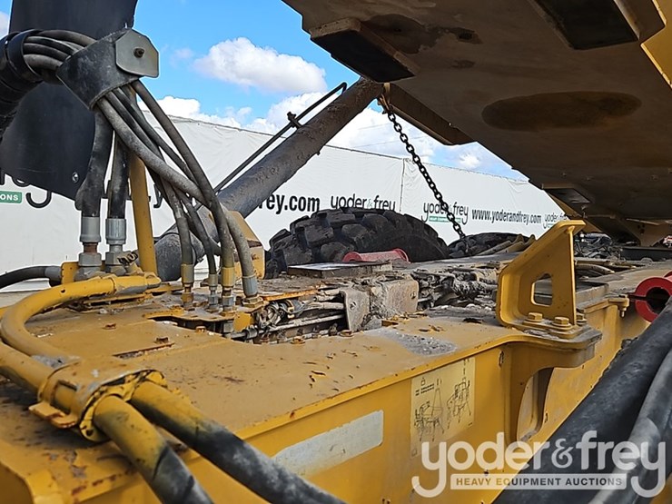 2016-caterpillar-725c2-image-22