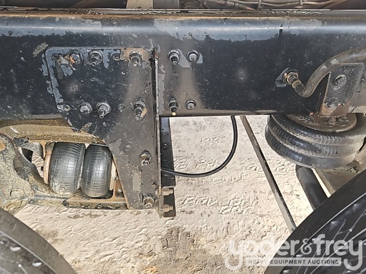 2016-freightliner-114sd-image-11