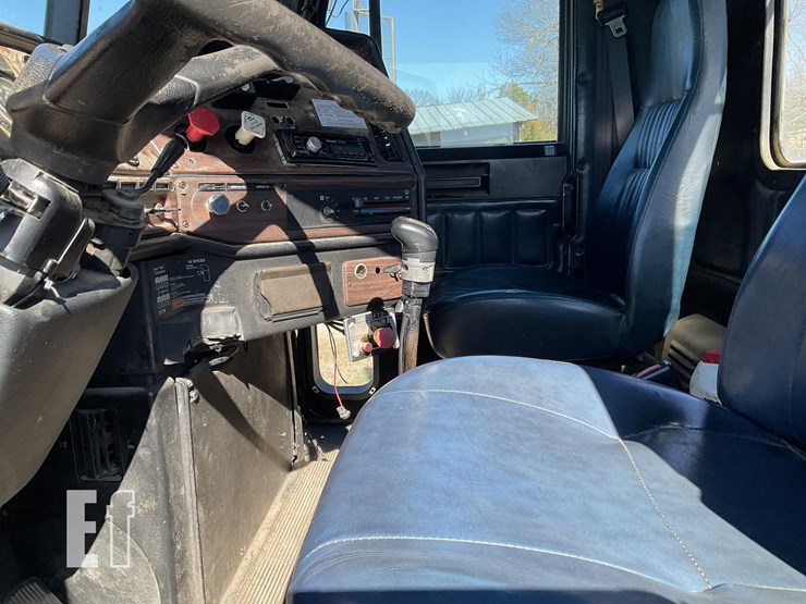 1998-freightliner-fld112-image-6