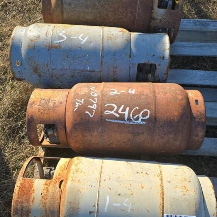 (4) PROPANE TANKS FOR FORKLIFT