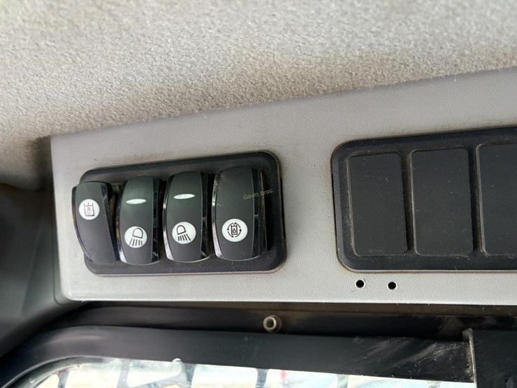 2017-caterpillar-239d-image-10