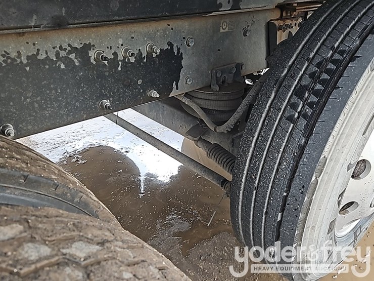 2021-peterbilt-567-image-10