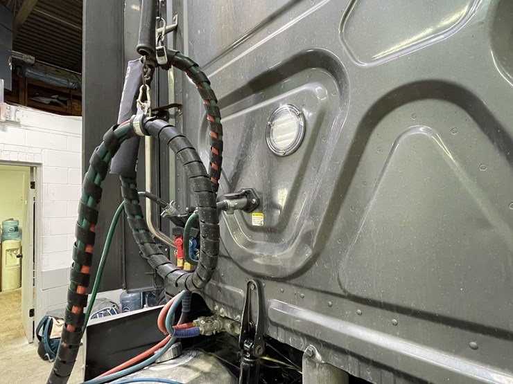 #6225-•-2021-freightliner-cascadia-semi-truck-(title-in-delay)-image-32