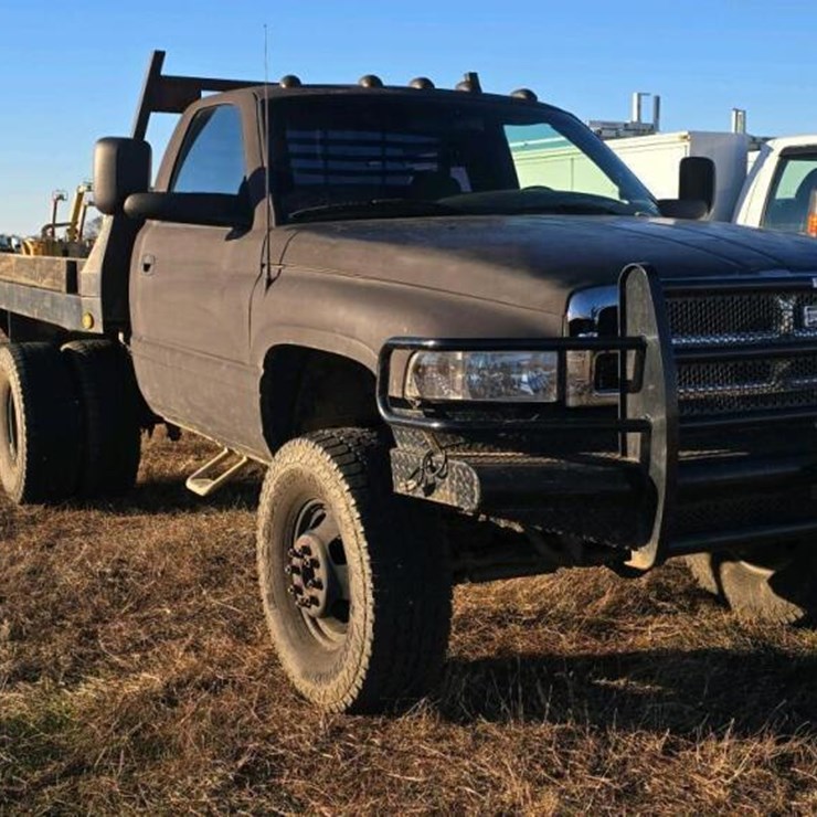 2001 DODGE 4WD FLATBED TRUCK, S/N 3B7KF26631M286813: 5.9L DIESEL, 5-SP., TOOL BOX, 5TH WHEEL HITCH, ODOMETER SHOWS 288K MI.