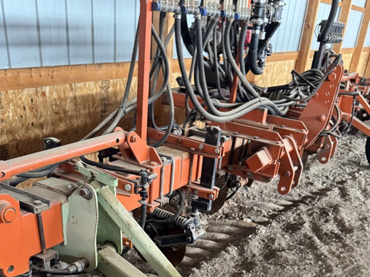 yetter-custom-30'-liquid-fertilizer-applicator-image-1